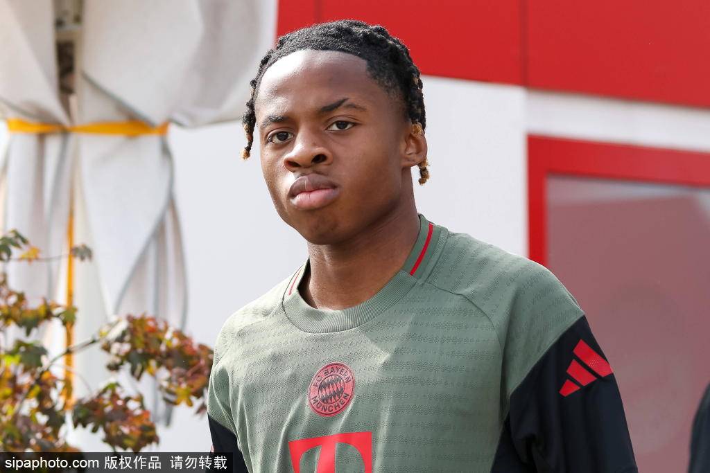 德甲新星崛起：拜仁等球队派球探考察柏林赫塔17岁左后卫于纳尔